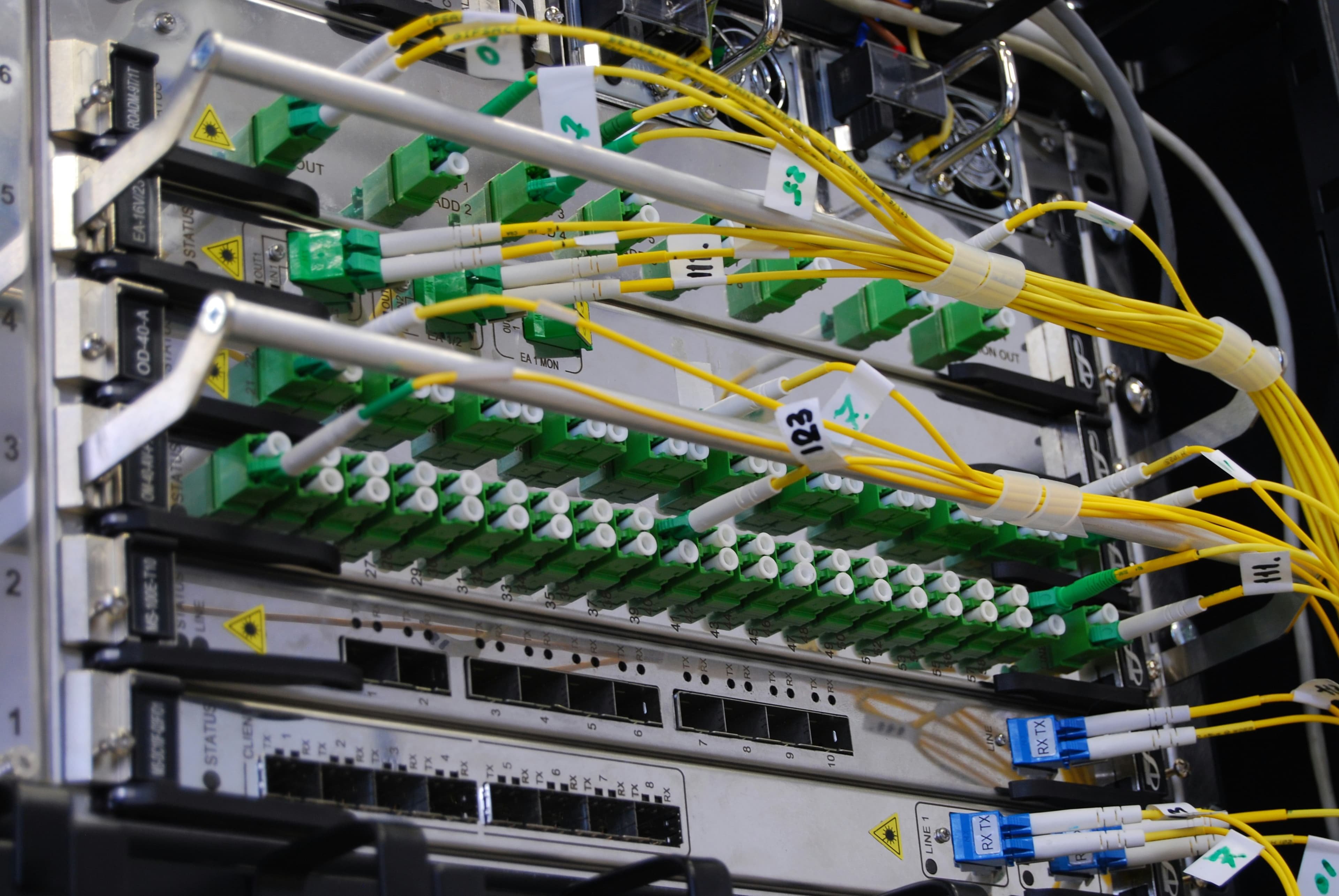 Structured network cabling in an equipment rack